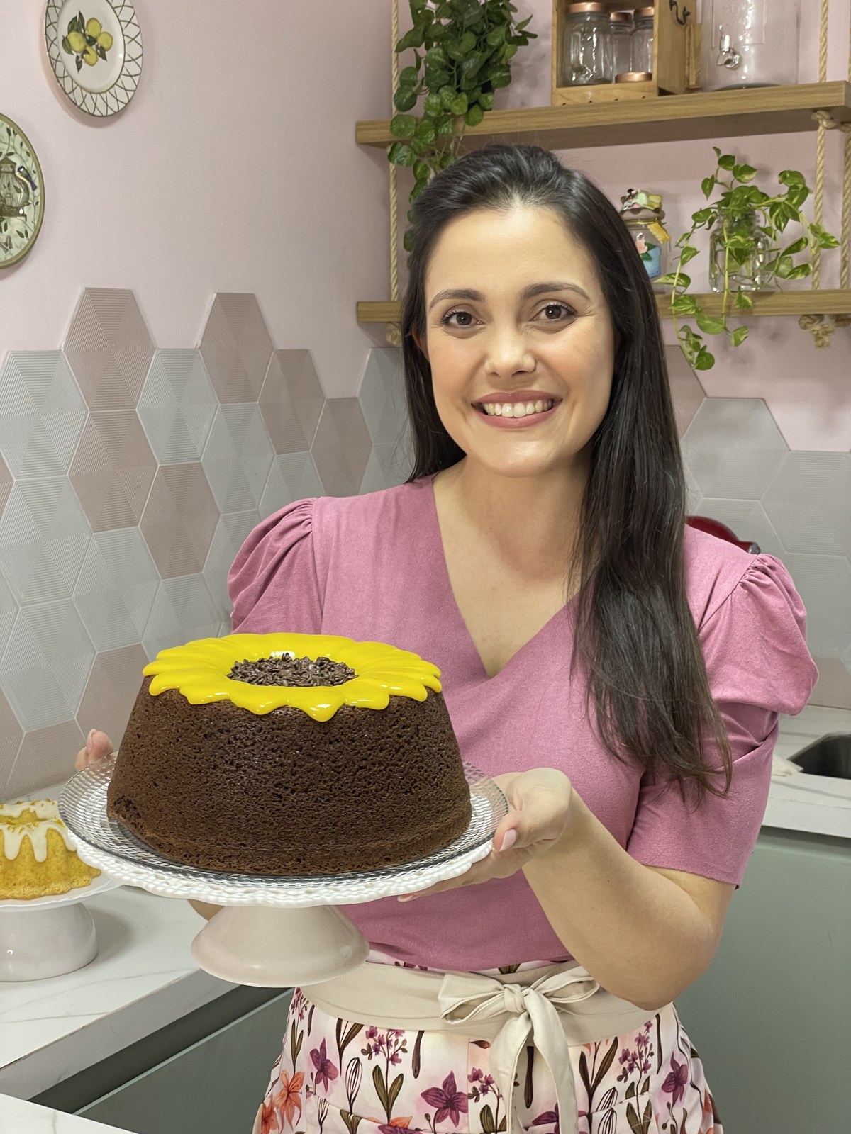 Sú Limiro sosteniendo una torta casera artesanal